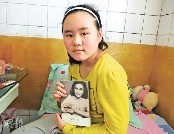 被押送回蚌埠後,張安妮和父親出入都有人跟蹤監視。她除上學外,平日大部分時間呆在房間看動畫。她向記者展示網友贈的書《安妮日記》:「這書講的是一個遭德國納粹迫害的猶太小姑娘,最後她不單失去自由,還死在集中營,她也叫安妮。」(明報記者攝)4月18日,記者突破蚌埠公安封鎖,來到張氏父女家探訪。張林稱女兒乖巧懂事可分憂,惟擔心再被羅織罪名入獄,女兒從此成「孤兒」。(明報記者攝)記者和張安妮到住所附近的一間當地炸雞店用膳,記者問安妮為何不去外資快餐店,她立刻搖頭稱太貴,自己平時習慣省錢。(明報記者攝) 被押送回蚌埠後,張安妮和父親出入都有人跟蹤監視。她除上學外,平日大部分時間呆在房間看動畫。她向記者展示網友贈的書《安妮日記》:「這書講的是一個遭德國納粹迫害的猶太小姑娘,最後她不單失去自由,還死在集中營,她也叫安妮。」(明報記者攝)4月18日,記者突破蚌埠公安封鎖,來到張氏父女家探訪。張林稱女兒乖巧懂事可分憂,惟擔心再被羅織罪名入獄,女兒從此成「孤兒」。(明報記者攝)記者和張安妮到住所附近的一間當地炸雞店用膳,記者問安妮為何不去外資快餐店,她立刻搖頭稱太貴,自己平時習慣省錢。(明報記者攝)