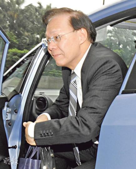庭上昨播放麥齊光(圖)於被捕後與廉署的警誡錄影會面,他在會面中表現冷靜,不時強調沒有意圖騙取租津或隱瞞事件等。(劉焌陶攝)曾景文(圖)昨日一如往常,在案件開庭審理前約一小時,已現身區域法院。(劉焌陶攝)(明報製圖) 庭上昨播放麥齊光(圖)於被捕後與廉署的警誡錄影會面,他在會面中表現冷靜,不時強調沒有意圖騙取租津或隱瞞事件等。(劉焌陶攝)曾景文(圖)昨日一如往常,在案件開庭審理前約一小時,已現身區域法院。(劉焌陶攝)(明報製圖)
