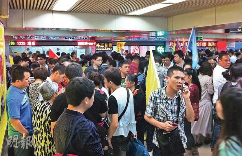 皇崗口岸內昨早湧現大批準備來港的內地旅行團,人流擠滿了關口,旅行團領隊所持的旗幟隨處可見。(李澤彤攝)
皇崗口岸內昨早湧現大批準備來港的內地旅行團,人流擠滿了關口,旅行團領隊所持的旗幟隨處可見。(李澤彤攝)