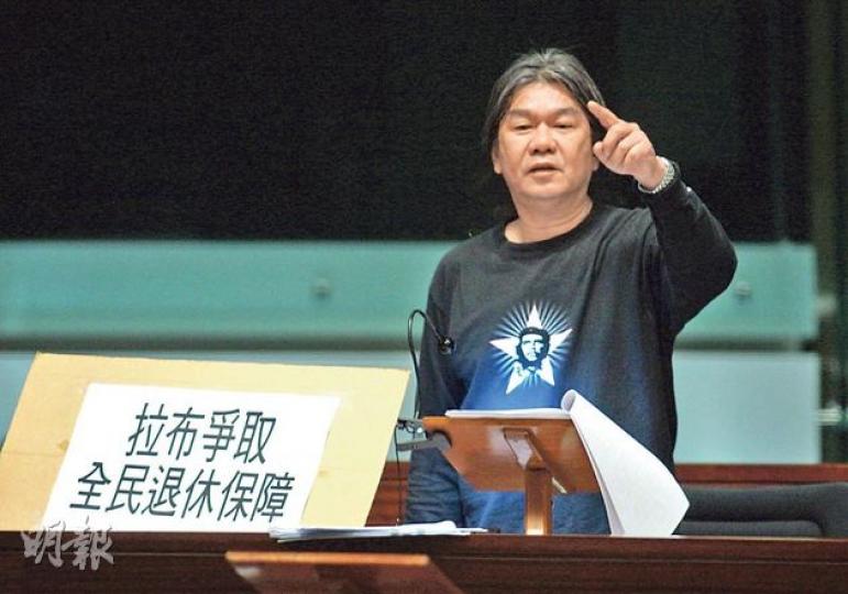 立法會會議拉布進入第4日,社民連梁國雄昨獨守立法會大半天,因發言內容重複而被主席曾鈺成中止在兩節辯論發言。 (盧翊銘攝)早前聲稱不拉布也不撤修正案的新民主同盟范國威,在梁國雄昨日獨力拉布之時,分開4次讀出逾20個國家元首的薪酬,但否認是協助梁國雄拉布。(盧翊銘攝)工聯會王國興(右)昨送贈其反拉布「墨寶」予自由黨田北俊(左),並將之貼在其桌前,二人還一起研究書法消磨時間。公共專業聯盟梁繼昌看不過眼,批評王的大字報有礙觀瞻,但主席曾鈺成指貼大字報無違反《議事規則》,未有理會。 (盧翊銘攝) 立法會會議拉布進入第4日,社民連梁國雄昨獨守立法會大半天,因發言內容重複而被主席曾鈺成中止在兩節辯論發言。 (盧翊銘攝)早前聲稱不拉布也不撤修正案的新民主同盟范國威,在梁國雄昨日獨力拉布之時,分開4次讀出逾20個國家元首的薪酬,但否認是協助梁國雄拉布。(盧翊銘攝)工聯會王國興(右)昨送贈其反拉布「墨寶」予自由黨田北俊(左),並將之貼在其桌前,二人還一起研究書法消磨時間。公共專業聯盟梁繼昌看不過眼,批評王的大字報有礙觀瞻,但主席曾鈺成指貼大字報無違反《議事規則》,未有理會。 (盧翊銘攝)