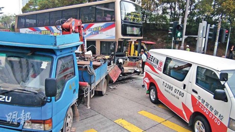 上月才入職的中年九巴車長,在南昌街上斜燈口位據悉突然暈倒,巴士失控撞及電單車、吊臂車及「學神」客貨車,意外後巴士車頭玻璃整塊脫落,車長送院前已回復清醒。(林智傑攝) 上月才入職的中年九巴車長,在南昌街上斜燈口位據悉突然暈倒,巴士失控撞及電單車、吊臂車及「學神」客貨車,意外後巴士車頭玻璃整塊脫落,車長送院前已回復清醒。(林智傑攝)