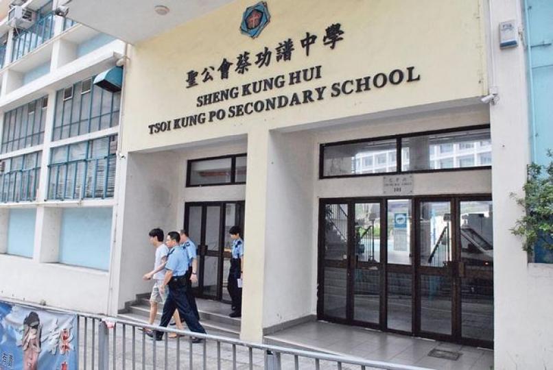 警員在何文田忠孝街聖公會蔡功譜中學帶走一名涉嫌偷竊及向學生追債的男子。(伍浦鋒攝) 警員在何文田忠孝街聖公會蔡功譜中學帶走一名涉嫌偷竊及向學生追債的男子。(伍浦鋒攝)