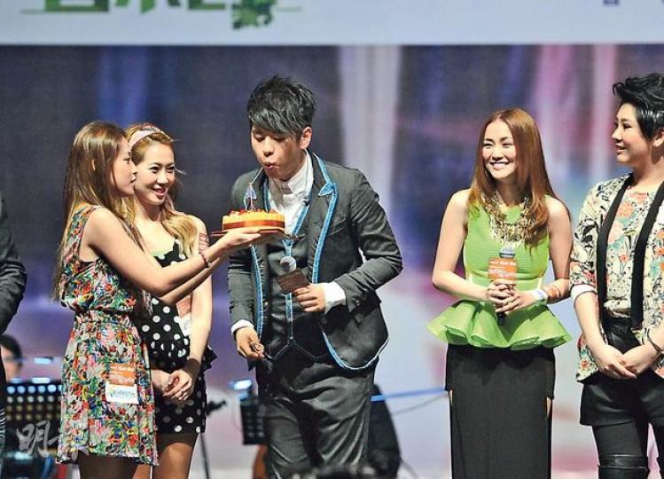 眾人為壽星仔許廷鏗慶祝25歲生日。(攝影:鍾偉茵)吳若希認為陳僖儀是新歌手的榜樣。(攝影:鍾偉茵)謝安琪與李代沫(右)互讚唱歌聲線溫柔。(攝影:鍾偉茵) 眾人為壽星仔許廷鏗慶祝25歲生日。(攝影:鍾偉茵)吳若希認為陳僖儀是新歌手的榜樣。(攝影:鍾偉茵)謝安琪與李代沫(右)互讚唱歌聲線溫柔。(攝影:鍾偉茵)