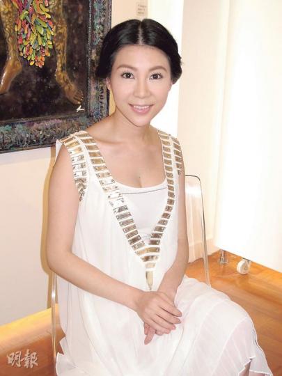 黃婉曼覺得自摸胸部檢查感尷尬,寧願給醫生及美容師按摩檢查。(攝影/記者:李潔盈) 黃婉曼覺得自摸胸部檢查感尷尬,寧願給醫生及美容師按摩檢查。(攝影/記者:李潔盈)