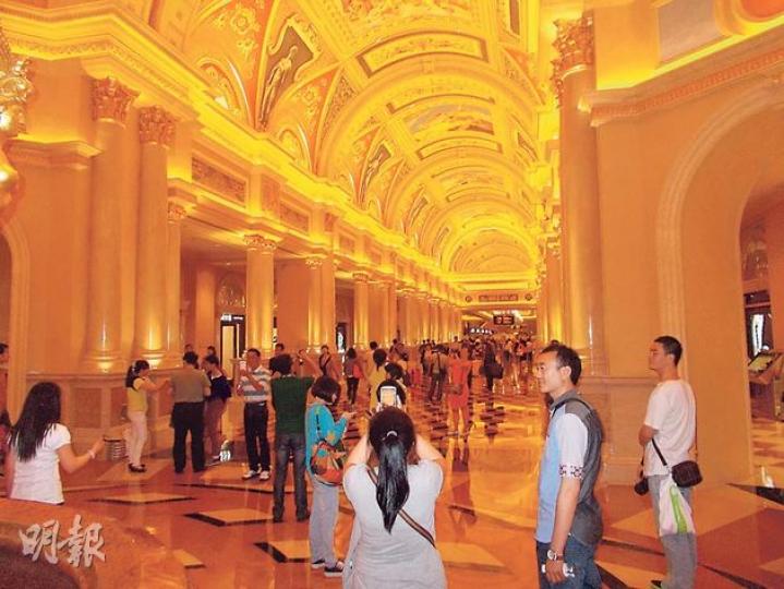 澳門又傳打貪官豪賭,拖累一眾賭股逆市跌,但金沙中國旗下威尼斯人度假村酒店大堂,昨日仍遊人如鯽。(陳偉燊攝) 澳門又傳打貪官豪賭,拖累一眾賭股逆市跌,但金沙中國旗下威尼斯人度假村酒店大堂,昨日仍遊人如鯽。(陳偉燊攝)