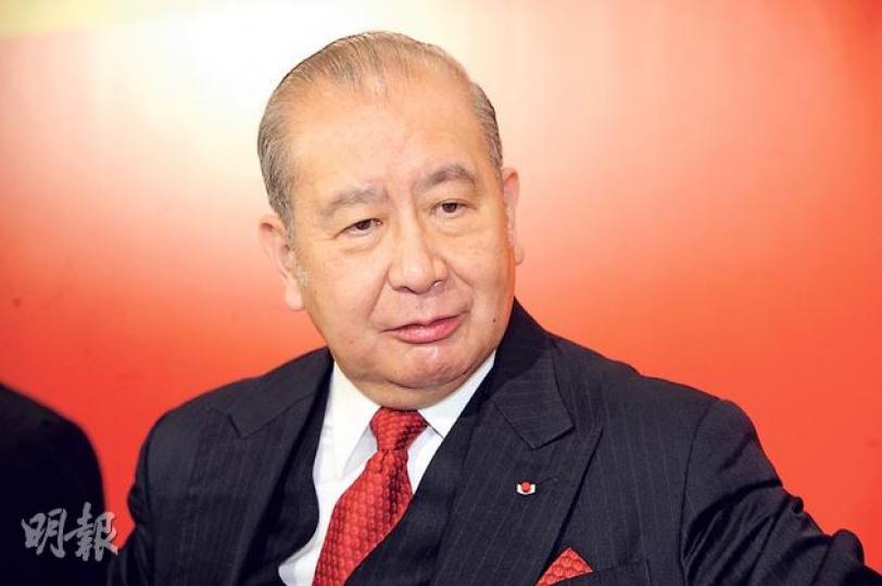 面對股東關於借款予許仕仁的質疑,主席李國寶以案件進入法律程序為由,不予置評,但就突然自爆稱借款不是無抵押。(尹錦恩攝)東亞銀行被許仕仁拖數,有小股東(圖)怒轟主席李國寶對相熟高官寬鬆放貸,未有嚴守銀行的貸款準則,擔心巨額欠款變「爛帳」。又質疑入稟狀未有透露欠款金額及詳情,缺乏透明度。(尹錦恩攝)(明報製圖) 面對股東關於借款予許仕仁的質疑,主席李國寶以案件進入法律程序為由,不予置評,但就突然自爆稱借款不是無抵押。(尹錦恩攝)東亞銀行被許仕仁拖數,有小股東(圖)怒轟主席李國寶對相熟高官寬鬆放貸,未有嚴守銀行的貸款準則,擔心巨額欠款變「爛帳」。又質疑入稟狀未有透露欠款金額及詳情,缺乏透明度。(尹錦恩攝)(明報製圖)