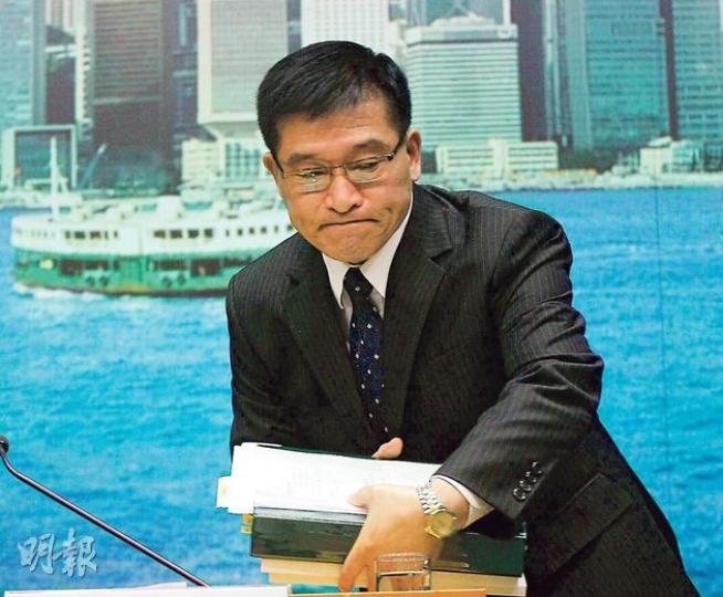 海事處長廖漢波被傳媒兩度問及會否道歉,並無正面回應,只表示對事故感到心情十分沉重,又稱處方有汲取教訓以作改善。(李紹昌攝)運輸及房屋局長張炳良表示,調查報告指出海事處有法不依,處方的做法令到公眾引起懷疑,這是「不能容忍」;作為局長,他對「死難者及家屬都有歉意」。(李紹昌攝)(明報製圖) 海事處長廖漢波被傳媒兩度問及會否道歉,並無正面回應,只表示對事故感到心情十分沉重,又稱處方有汲取教訓以作改善。(李紹昌攝)運輸及房屋局長張炳良表示,調查報告指出海事處有法不依,處方的做法令到公眾引起懷疑,這是「不能容忍」;作為局長,他對「死難者及家屬都有歉意」。(李紹昌攝)(明報製圖)