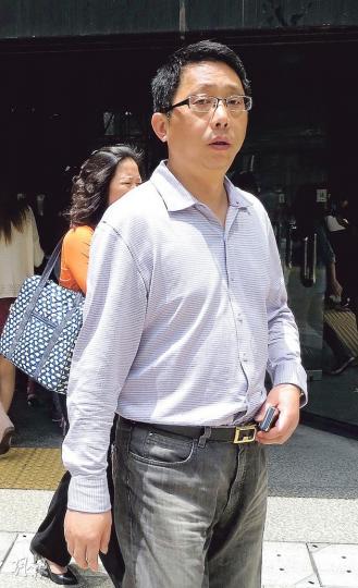 事主孫志剛一心來港談生意,疑誤墮騙財「陷阱」。(陳倢朗攝)涉設置天仙局騙財的被告彭舜,昨由數名女親友「護駕」離開法庭時,曾與記者碰撞。(陳倢朗攝) 事主孫志剛一心來港談生意,疑誤墮騙財「陷阱」。(陳倢朗攝)涉設置天仙局騙財的被告彭舜,昨由數名女親友「護駕」離開法庭時,曾與記者碰撞。(陳倢朗攝)