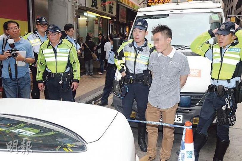 涉嫌毒後駕駛及藏毒被捕的男子(前排灰衣者)被警員押回車輛搜查。由於車尾箱無法打開,擾攘近兩小時後,警方將車輛拖回警署。(蔡方山攝) 涉嫌毒後駕駛及藏毒被捕的男子(前排灰衣者)被警員押回車輛搜查。由於車尾箱無法打開,擾攘近兩小時後,警方將車輛拖回警署。(蔡方山攝)