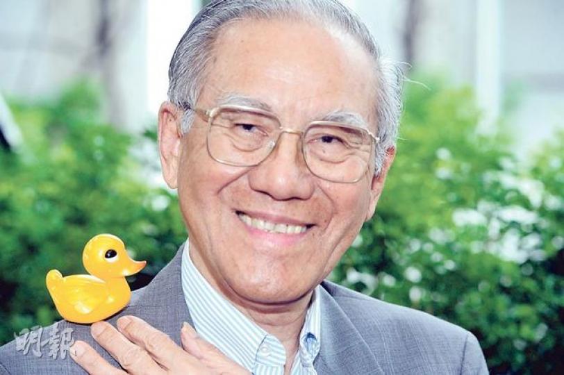 工業家林亮是香港第一代「鴨仔」之父,雖然年屆89歲,但訪問當日仍像「老頑童」一樣,健步如飛,更擺出多個甫士和「鴨仔」合照。(尹錦恩攝)林亮在1947年生產第一代的港版「膠鴨仔」。這些「膠鴨仔」和早年的塑膠日本洋娃娃不同,是用當年較先進的塑膠「壓注機」製造,圖中上方的「膠鴨仔」正是由下方的「原模」製造。這些「原模」今次是首次曝光,連紐約的玩具博物館亦曾詢問林亮是否願意捐出展覽。(尹錦恩攝) 工業家林亮是香港第一代「鴨仔」之父,雖然年屆89歲,但訪問當日仍像「老頑童」一樣,健步如飛,更擺出多個甫士和「鴨仔」合照。(尹錦恩攝)林亮在1947年生產第一代的港版「膠鴨仔」。這些「膠鴨仔」和早年的塑膠日本洋娃娃不同,是用當年較先進的塑膠「壓注機」製造,圖中上方的「膠鴨仔」正是由下方的「原模」製造。這些「原模」今次是首次曝光,連紐約的玩具博物館亦曾詢問林亮是否願意捐出展覽。(尹錦恩攝)