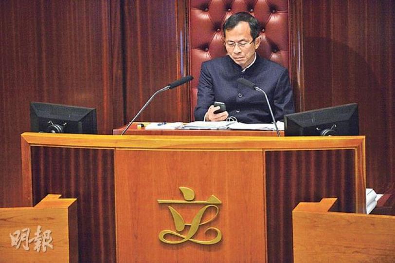 立法會主席曾鈺成（圖）後日將召開閉門會議，商討如何處理預算案撥款審議工作，建制派均要求他盡早「剪布」。他昨晨主持會議，在議員發言期間都忍不住拿出手機一會查看信息。（鄧宗弘攝）