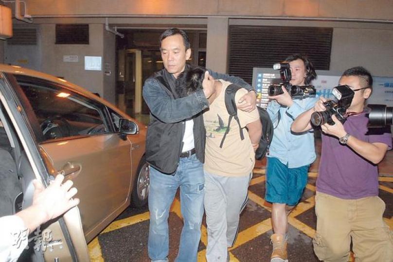 山景邨3歲女童意外墮樓死亡後,警方帶走其父親協助調查。(伍浦鋒攝) 山景邨3歲女童意外墮樓死亡後,警方帶走其父親協助調查。(伍浦鋒攝)