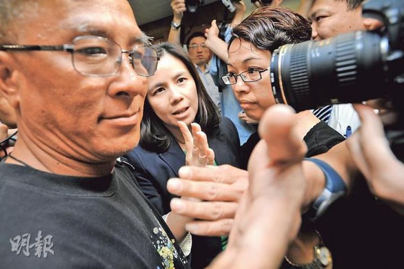 在昨日勞資談判會議完結後，HIT人力資源總經理謝婷婷（左二）由3男2女護送離開。她未有回應記者提問，其中兩名男子為她開路，一度遮擋及壓低記者鏡頭並向前推撞，最終謝婷婷折返會議室，逗留至永豐負責人黃志德回應記者提問時始離去。（葉家豪攝） 