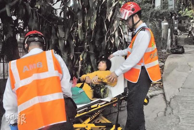 下禾輋其中一間起火113號寮屋單位的租客梅姐,見家園被燒、價值數萬元保健醫療儀器焚毀,傷心痛哭,感心痛要送院治理。(雲錦鋒攝)插畫家李香蘭居於火場對面的石屋,幸及時帶着年邁的婆婆及貓狗逃生。(雲錦鋒攝)消防在112號下禾輋寮屋單位救出一隻嚴重燒傷家貓,送到愛護動物協會急救。(雲錦鋒攝) 下禾輋其中一間起火113號寮屋單位的租客梅姐,見家園被燒、價值數萬元保健醫療儀器焚毀,傷心痛哭,感心痛要送院治理。(雲錦鋒攝)插畫家李香蘭居於火場對面的石屋,幸及時帶着年邁的婆婆及貓狗逃生。(雲錦鋒攝)消防在112號下禾輋寮屋單位救出一隻嚴重燒傷家貓,送到愛護動物協會急救。(雲錦鋒攝)