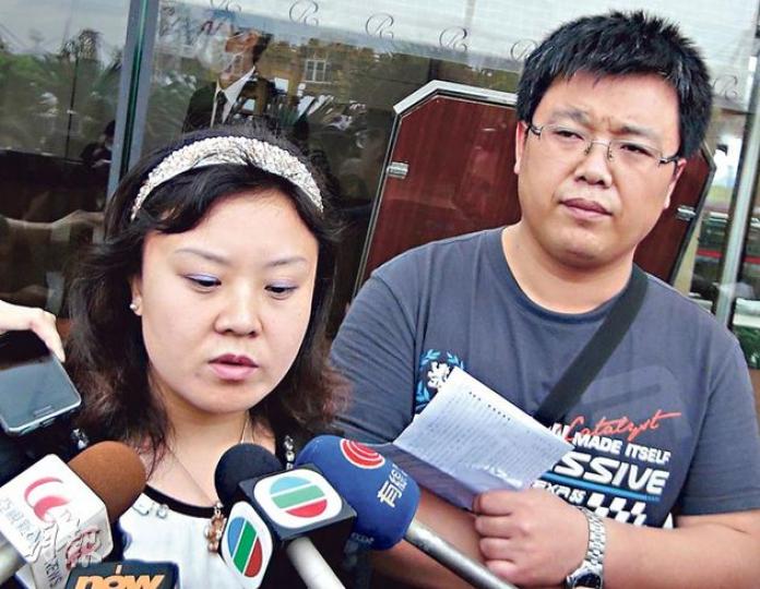 遼寧公務員鄭先生（右）一家四口因旅遊巴故障，行程延誤逾一小時，他與妻子各向旅行社索賠3000元，並致電旅議會及報警，手持行程等資料向記者表達不滿。（林智傑攝）鄭先生向記者講解事件時，突然哭訴稱旅行社「完全是欺詐」，並揚言「以後都不再來香港」。（林智傑攝）在丈夫訴說完對旅行社的不滿後，鄭太接着向記者表示不滿旅行社安排，其間淌下兩滴眼淚。（林智傑攝）