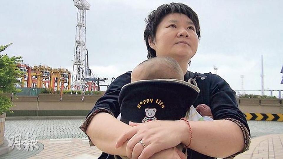 涉事接待旅行社的顏姓女職員接獲團友投訴後，她因菲傭放假無人照顧嬰兒，唯有抱着嬰兒趕往酒店跟進團友的訴求。（林智傑攝）