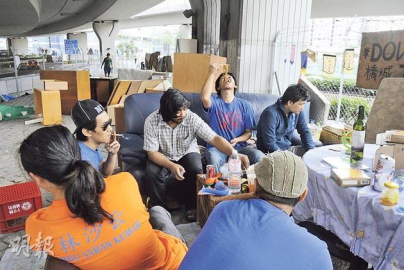 渡船街天橋底住有一群尼泊爾裔露宿者，其中豪仔（化名，左二）稱，他們稱該處為「Down Town」，視為第二個家，同鄉亦以兄弟相稱，會分享全部所有。（劉焌陶攝）渡船街橋底的露宿者，早前接到地政總署發出的最後通牒（圖中告示），勒令他們於5月7日前遷出。（劉焌陶攝）