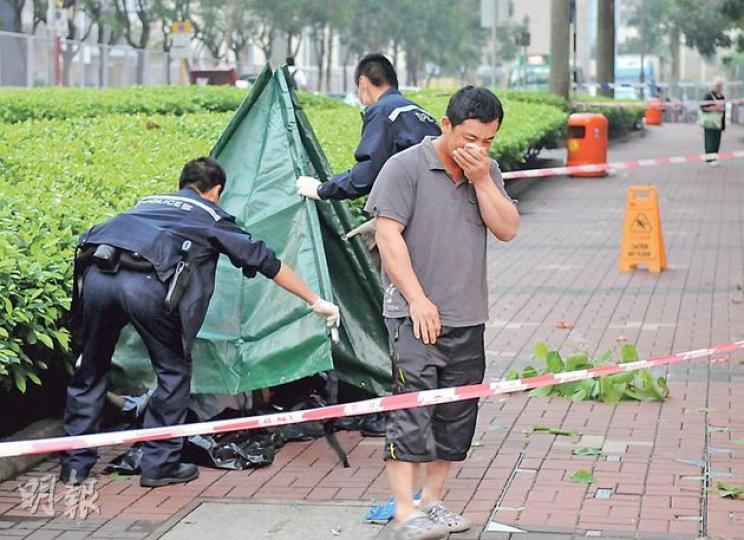 一名保安員當值期間墮樓身亡，其家人趕至認屍後悲慟痛哭。（蔡方山攝）