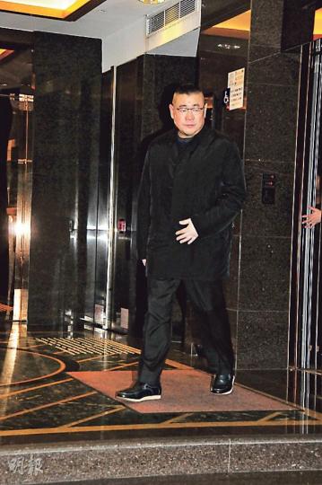 劉鑾雄昨午到福臨門午膳,對缺席澳門聆訊一事不回應。(攝影/記者﹕梁迺楠)甘比藍色上衣配藍色手袋,與穿深藍色衫的大劉頗合襯。(攝影/記者﹕梁迺楠)前泰國總理他信與親友到福臨門用膳,見記者即以官式揮手打招呼。(攝影/記者﹕梁迺楠) 劉鑾雄昨午到福臨門午膳,對缺席澳門聆訊一事不回應。(攝影/記者﹕梁迺楠)甘比藍色上衣配藍色手袋,與穿深藍色衫的大劉頗合襯。(攝影/記者﹕梁迺楠)前泰國總理他信與親友到福臨門用膳,見記者即以官式揮手打招呼。(攝影/記者﹕梁迺楠)
