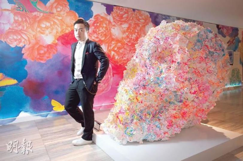Jacky Tsai今次為連卡佛設計骷髏頭裝置藝術，在整個骷髏頭上釘滿紙花，再灑上顏料，是Jacky Tsai飛來香港後才動手做的。除了巨型骷髏頭外，他也特地做了一些小型骷髏頭擺設和海報，將他的藝術變成可以擁有收藏的商品，實現他要將藝術傳播開去的初衷。（黃志東攝）除了骷髏頭和拼貼版畫，Jacky Tsai也有自己的時裝系列，讓人可以穿上他的藝術品，全部都是他傳播藝術的渠道。今次Jacky Tsai與連卡佛的合作包括5款海報設計，當中一款是特別為連卡佛而畫的，印有連卡佛今季廣告上的花紋。每款海報限