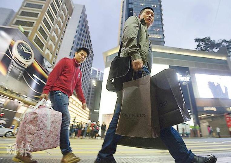 香港零售3月數據表現遠遜市場預期，雖然珠寶首飾等產品仍有雙位數增長，不過同樣受內地客捧場的影音產品就錄得倒退。圖為內地客來港掃貨。（余俊亮攝）