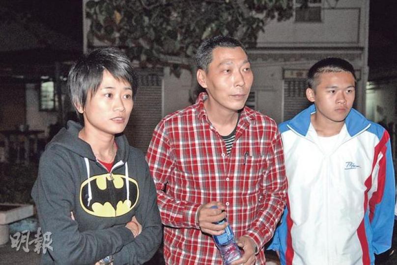 火警期間，大澳佛教筏可紀念中學的安sir（中）集合40多名師生到棚屋區助長者疏散，及將易燃品搬到安全處。（伍浦鋒攝）