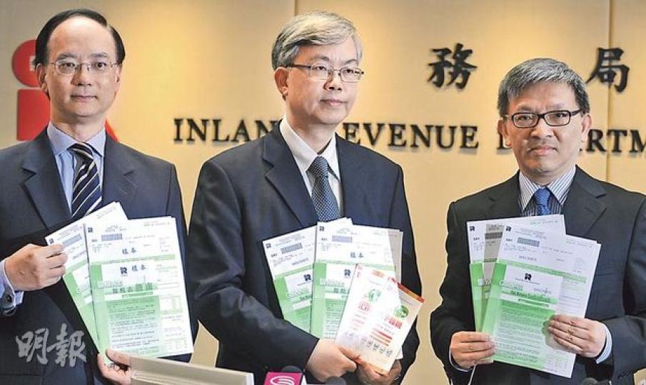 稅務局長朱鑫源（中）表示，政府近年推出多個遏抑樓價措施，預期今年樓市成交量和樓價會錄得輕微跌幅，所以估計印花稅收會減少7％。圖左為副局長黃權輝，右為另一副局長趙國傑。（劉焌陶攝）（明報製圖）