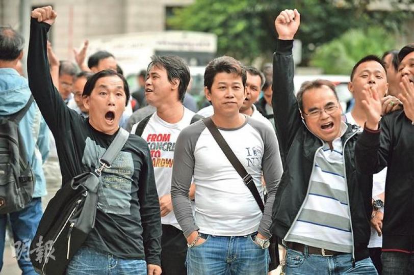 「現創」數十裝卸工昨午由貨櫃碼頭抵達中環長江中心，跟隨工會大喊「李嘉誠﹗還錢﹗」口號，與400多名原有罷工工友爭取合理工資。（盧翊銘攝）重回罷工行列的現創工人派出代表吳冠軒（中），與職工盟何偉航（左）及高寶機手代表郭柏佳，一起出席昨日的第五輪談判。（郭慶輝攝）