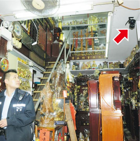 佛店東主憑店內加裝紅外線鏡頭（箭嘴示及下圖），及時報警拘捕竊匪。（蔡方山攝）