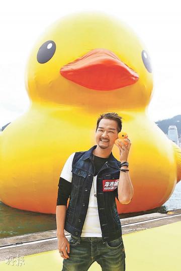 Rick Chin受Lucas與Quintus所託,買齊鴨仔紀念品。(攝影:孫華中) Rick Chin受Lucas與Quintus所託,買齊鴨仔紀念品。(攝影:孫華中)