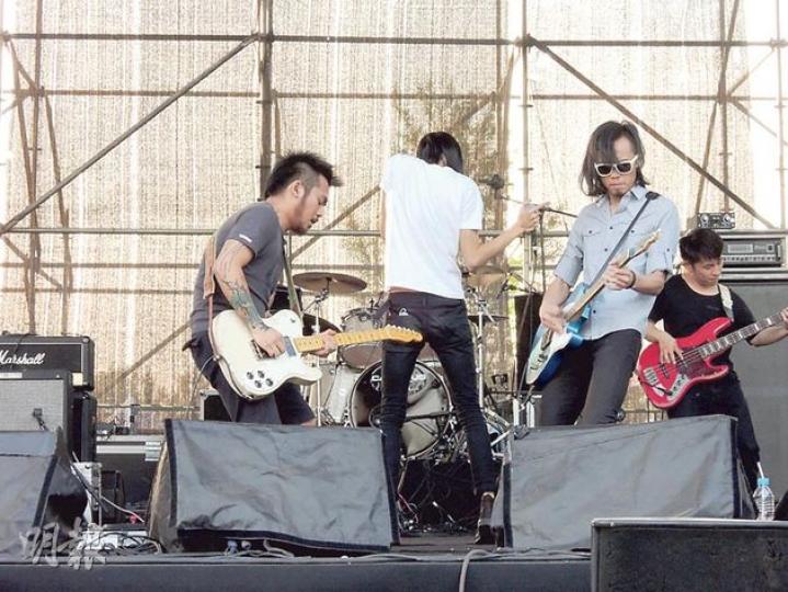 本港樂隊「觸執毛」在草莓音樂節上演出。（楊歡攝）迷笛校長張帆訴說為辦音樂節與公安多番周旋的經過。（楊歡攝）