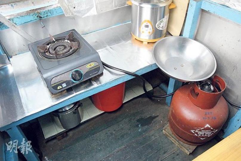 由於大澳棚屋無煤氣供應，若居民以明火煮食，需購買石油氣罐，但存放在家有一定風險。有居民稱，前天火警發生時，火災現場曾傳出5次爆炸聲，應為石油氣罐遇熱爆炸。（林俊源攝）