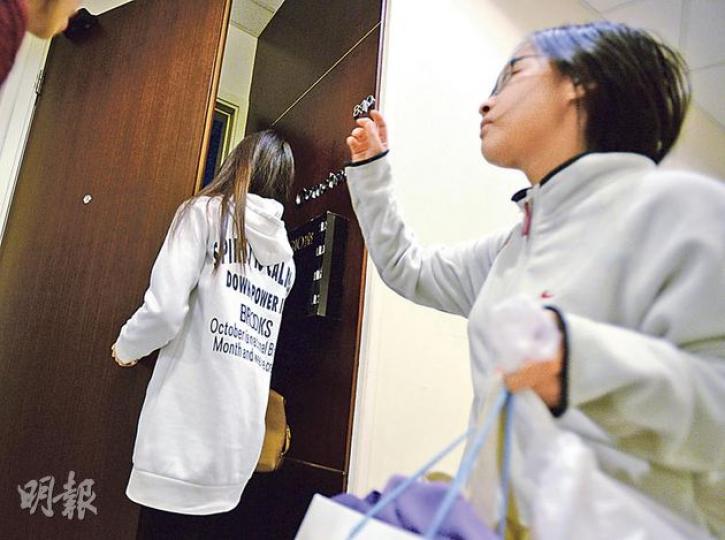 本報記者昨日到外判商「現創」位於葵芳的辦公室，兩名職員表示股東兼董事梁大德不會在此處上班，記者也未見公司股東及董事蹤影。（盧翊銘攝）