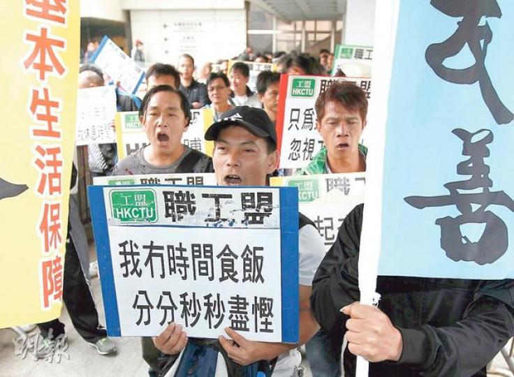 工人重臨高院，抗議和黃屬下公司申請臨時禁制令「清場」，工人一方指集會秩序一直良好，在公共空間行使合法示威權，不應被趕。（李紹昌攝）資深大律師韋仕博稱，工人集會阻塞逃生通道、樹上掛電線等行為不為長江中心容許。他又指使用公共空間須獲長江中心的管理公司同意，而管理公司不會容許工會此次行動。（李紹昌攝）法院暫延「不得內進」的臨時禁制令至下周一，長江中心外的工人連同標語橫額，昨風雨不改繼續駐紮大門外。（余俊亮攝）
