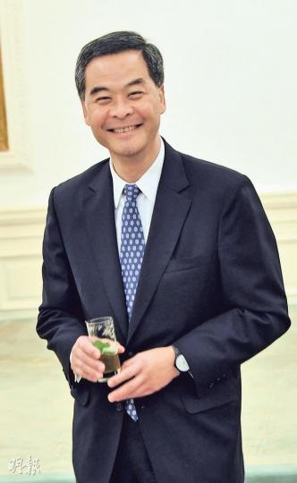 特首梁振英昨被問到政府遲遲未展開政改諮詢，是否因人大法律委員會主任委員喬曉陽未下指令，他以英語回答指這說法是「rubbish（垃圾）」，強調目前距離2017年還有時間。（林凱旻攝）