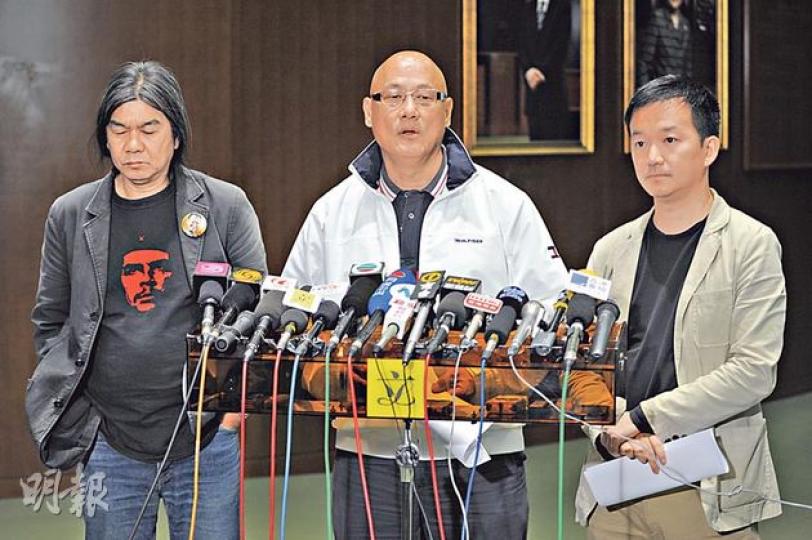 人民力量及社民連昨「釋出善意」，稱願減少拉布發言及「點人數」次數，人民力量陳偉業（中）指此舉是為表善意，以及加快辯論步伐。左為社民連梁國雄，右為人力陳志全。（葉家豪攝）