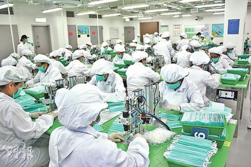 羅湖懲教所嘅口罩生產線拍得住大型工廠，入去開工前都要消毒、穿保護衣，工場仲有空氣淨化系統，確保口罩無污染。（楊德銘攝）