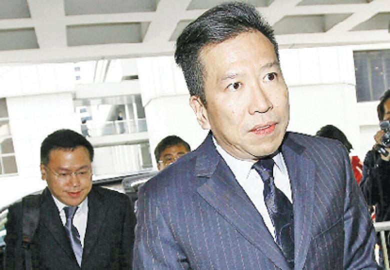 陳振聰（右）昨到高院應訊，庭外他表現輕鬆，又說最近天氣持續清涼，笑言可節省不少冷氣費。（李紹昌攝）