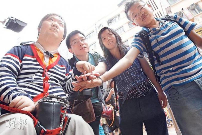殘疾人士求職之路較常人崎嶇，（左起）肢體傷殘的葉榮、智障人士高創、聽障的Kitty及地中海貧血的趙浩霖，多年來只獲轉介散工。他們於五一勞動節曾一起上街遊行爭取權益。（李紹昌攝）
