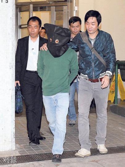 屯門爆竊案主犯由重案組探員押返其黃大仙寓所搜查。（蔡方山攝）