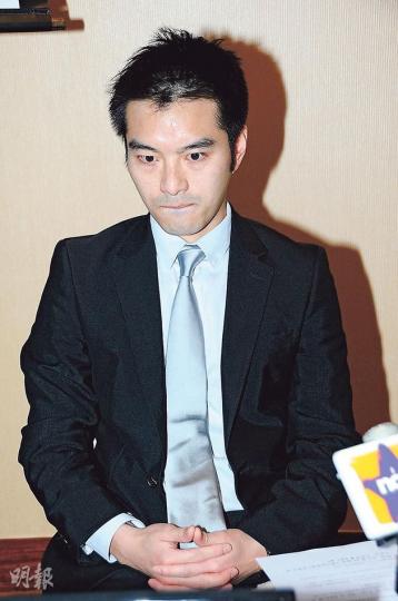Wilson在記者會上被追問「揭裙底」真相,他即抿嘴似有口難言。(攝影:鍾偉茵) Wilson在記者會上被追問「揭裙底」真相,他即抿嘴似有口難言。(攝影:鍾偉茵)