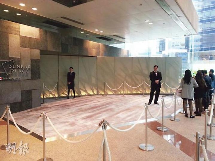 市場成交氣氛慘淡，即使是全新推售的何文田豪宅DUNBAR PLACE，昨午在太古城中心3座的售樓處外，睇樓客人並不多。（林可為攝）