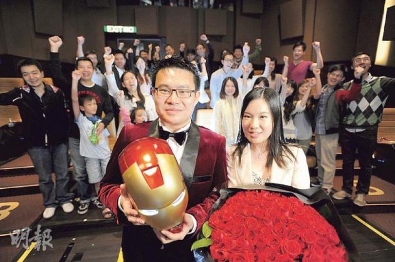 施文迅（左）這港版Iron Man求婚成功，贏得女友Polly（右）答應，友人見證過程，高興得振臂歡呼。（葉家豪攝）究竟這場求婚是否預早得知，為何兩人打扮如此隆重？原來施文迅（左）騙女友（右）昨日是應父親安排看戲，會有明星到場，故兩人打扮斯文些，女友「不虞有詐」如常入場睇戲，最後獲男友求婚並送上鑽戒。（葉家豪攝）
