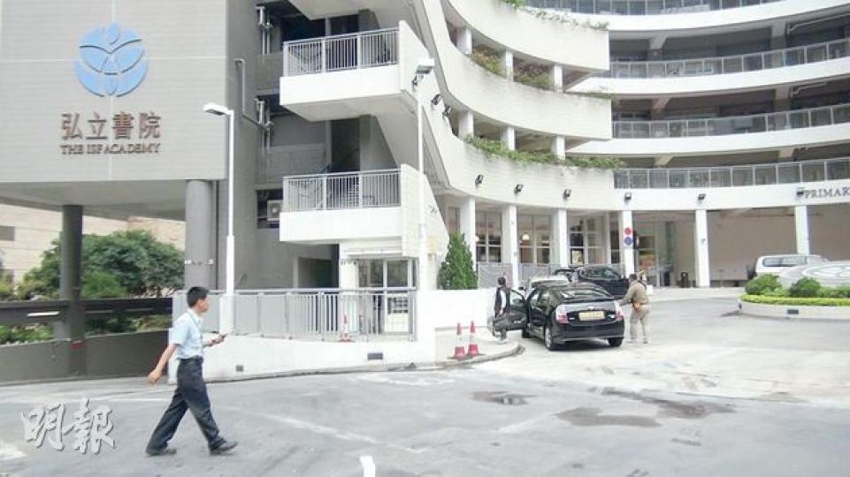學費高昂的港島區私校弘立書院發生「請槍代考」案，有青年涉嫌偽造准考證入場冒認考生應考SAT，事敗後搶去試卷逃跑。（林智傑攝）弘立書院總校長查永茂博士（右一）得悉中學部發生懷疑「請槍」代考事件，到場向學校保安員（右二）了解事發經過，並向西區刑事調查隊探員（左一、二）提供資料，協助調查。（林智傑攝）
