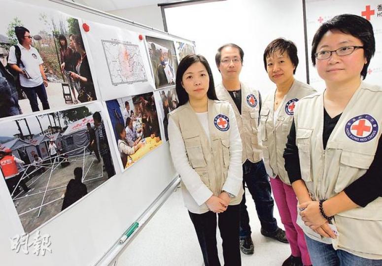 香港紅十字會於四川雅安市蘆山縣地震後派員到當地賑災，昨交代情况。左起為副秘書長蘇婉嫻、高級國際及賑災服務主任蔡穗昇、義務護士姚妙芬及四川辦事處主管林傳芃。（李紹昌攝）