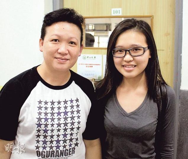 計劃返內地中山大學修讀英文科的朱同學（右）認為，內地的英語質素不遜香港，相信畢業後在內地亦會找到合適工作。左為陪女兒了解內地大學招生要求的朱太。（楊德銘攝）