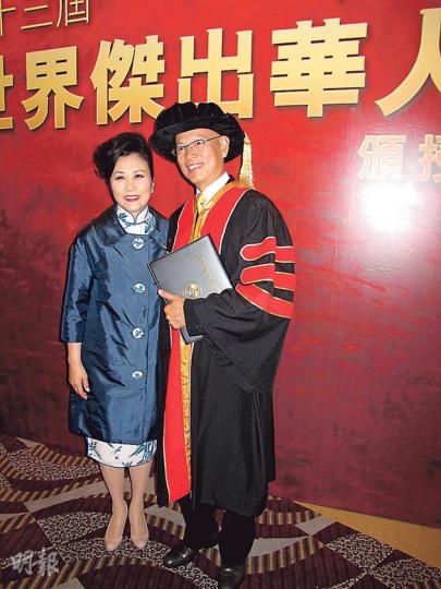 羅家英獲頒榮譽博士,他稱太太汪明荃撐場已是獎勵。(攝影/記者:柯美)徐小明跟太太及子女分享自己的喜悅。(攝影/記者:柯美) 羅家英獲頒榮譽博士,他稱太太汪明荃撐場已是獎勵。(攝影/記者:柯美)徐小明跟太太及子女分享自己的喜悅。(攝影/記者:柯美)