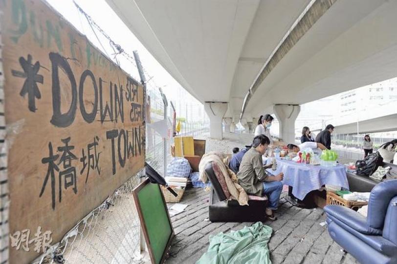 橋城的人背景各異，因着不同原因聚居於此，有人失業，有人失戀，有人就是喜歡留在這裏，有人是不知道可去哪裏。住得久的，用心搭建起屬於自己的小木屋，直是以此為家了，所以要說他們「露宿」，其實也不太對。（葉家豪攝）文仔的詩（葉家豪攝）龍緯汶（左）及尼泊爾街坊（中、右）（葉家豪攝）（林茵攝）（葉家豪攝）（葉家豪攝）（林茵攝）（林茵攝）（林茵攝）（葉家豪攝）（明報製圖）