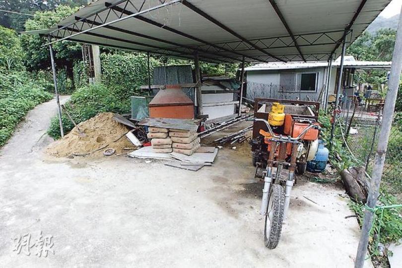 記者在寮屋群中，發現有人在空地擺放建築材料，有村民指出，部分建寮屋的工人索性在村內留宿，並預先購入材料，當接到訂單，便在村內的農地非法建屋，甚有效率。（李澤彤攝）