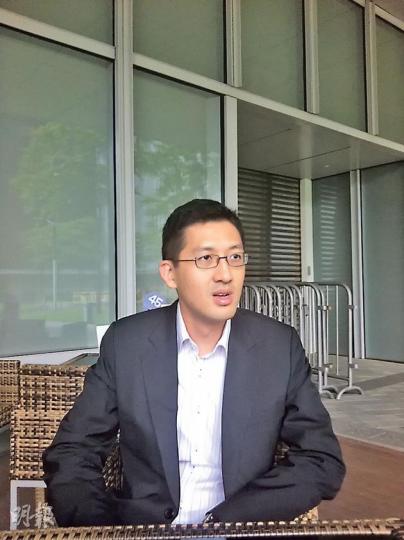 曾任廉署調查主任的民主黨總幹事林卓廷，期望廉署趁湯顯明事件全面「體檢」。（黃振豪攝）前全國政協委員劉夢熊（右）出席一公開活動時表示湯顯明事件令他痛心疾首。左為出席同一場合的港大法律系副教授戴耀廷。（李澤彤攝）